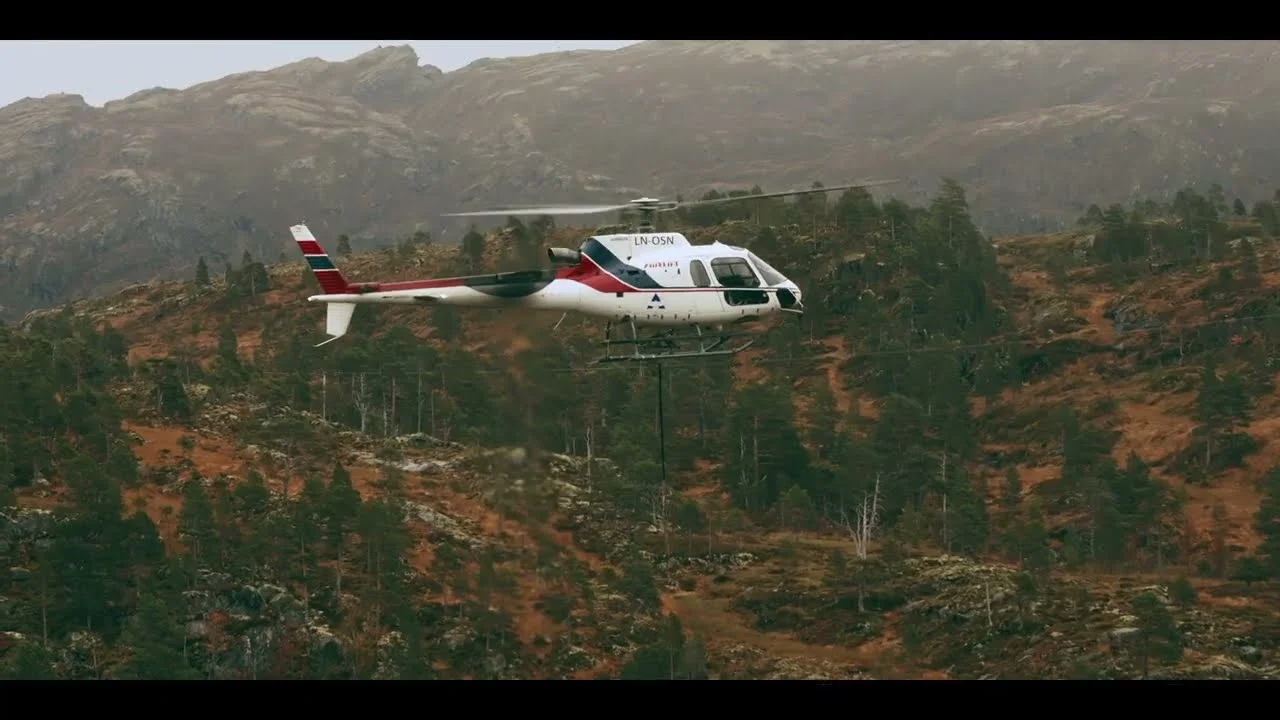 Helikopter flyr betong til vannkraftverk opp fjellet