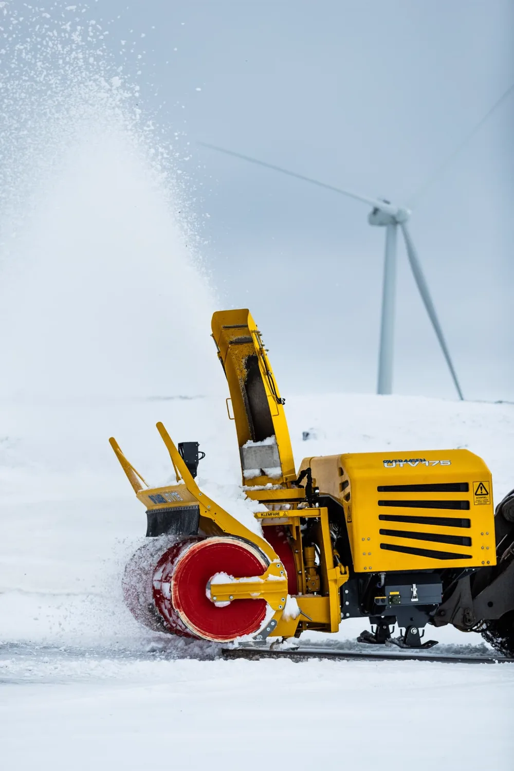 Nærbilde av Øveråsen UTV 175 snøfreser på Kyllo Maskin-maskin som kaster snø opp i luften