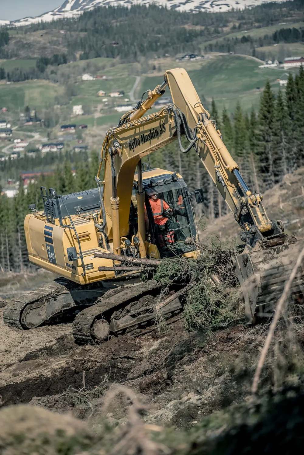 Gravemaskin fra Kyllo Maskin rydder skog på hellende anlegg