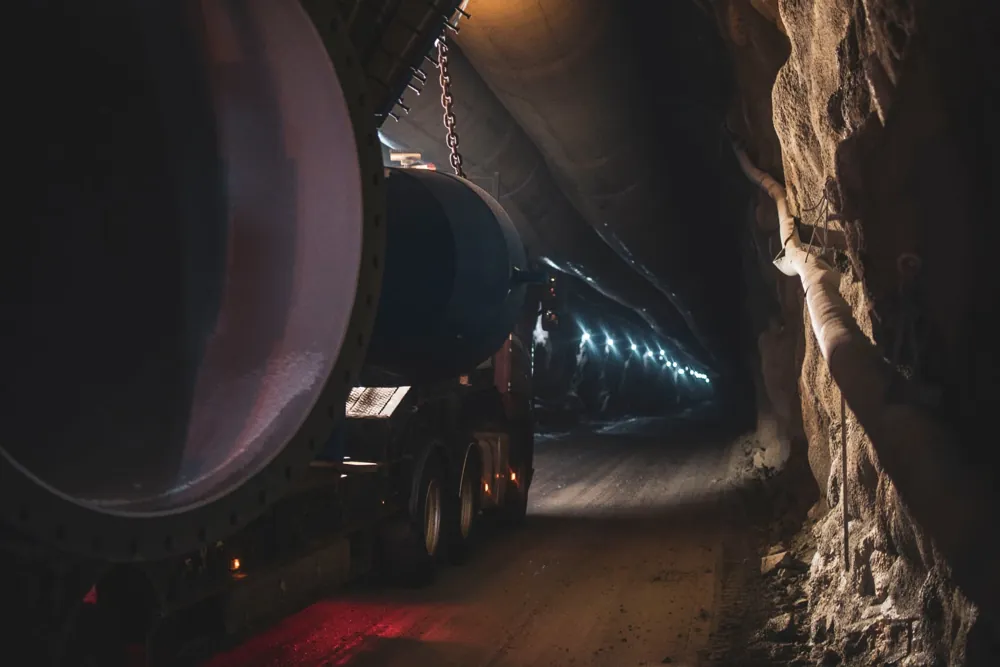 Transport av rørseksjoner gjennom fjelltunnel