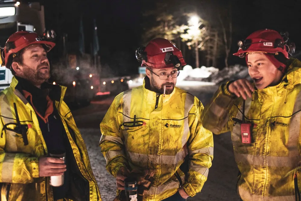 Tre anleggsarbeidere under en pause på vinteranlegg