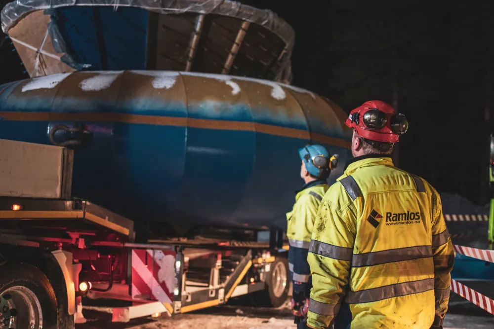 Tungtransport av rørseksjon på lastebil